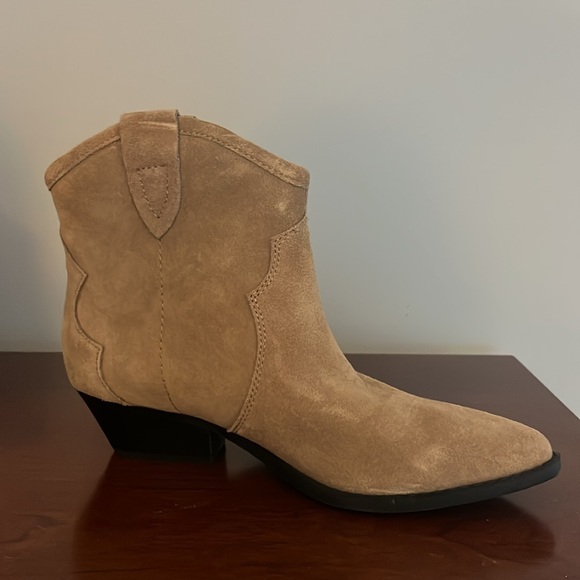 Chelsea & Violet/Dillards
Women's Goldy Tan Suede Ankle Low Heel Boots
Size 7M - Picture 2 of 6